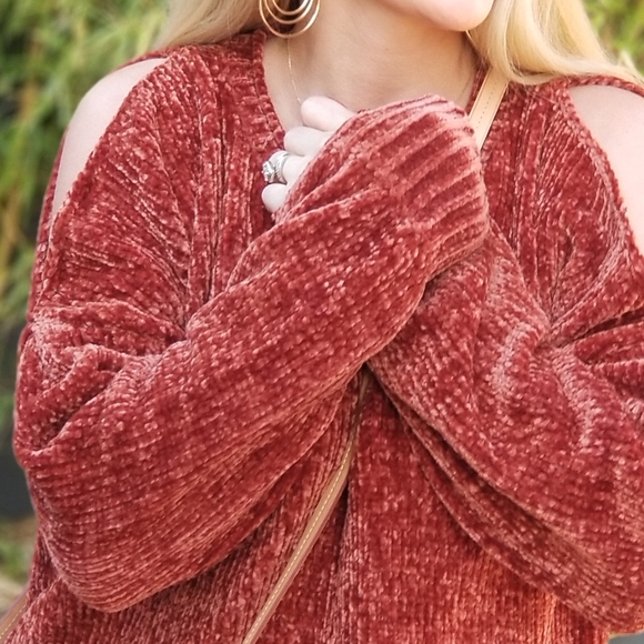 COLD SHOULDER CHENILLE SWEATER - Picture 7 of 7